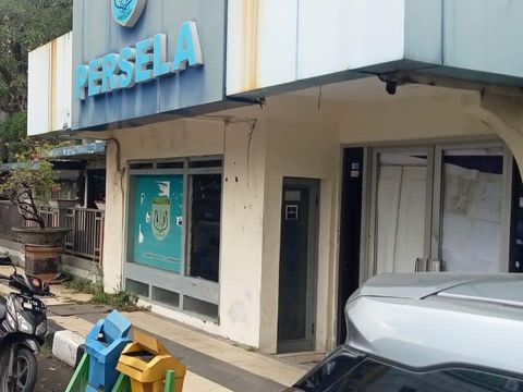Persela sudah dipastikan turun kasta ke Liga 2. Kekecewaan suporter tak terbendung hingga menyerbu Pendopo Lamongan dan kantor Sekretariat Persela.