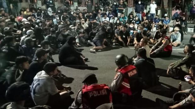 Persela sudah dipastikan turun kasta ke Liga 2. Kekecewaan suporter tak terbendung hingga menyerbu Pendopo Lamongan dan kantor Sekretariat Persela.