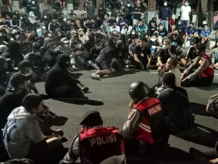 Persela sudah dipastikan turun kasta ke Liga 2. Kekecewaan suporter tak terbendung hingga menyerbu Pendopo Lamongan dan kantor Sekretariat Persela.