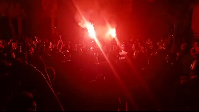 Persela sudah dipastikan turun kasta ke Liga 2. Kekecewaan suporter tak terbendung hingga menyerbu Pendopo Lamongan dan kantor Sekretariat Persela.