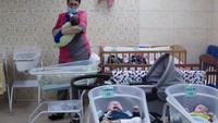 Melansir Getty Images, hampir 20 bayi yang lahir dari ibu pengganti kini dirawat sejumlah perawat di ruang bawah tanah yang difungsikan sebagai tempat berlindung dari serangan Rusia.  