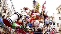 Figur-figur diarak sepanjang sebelum pembakaran tahunan Fallas di Valencia, Spanyol, Jumat, (18/3/2022). Fallas adalah struktur raksasa yang terbuat dari karton yang menggambarkan peristiwa dan kepribadian terkini di mana figur individu atau Ninot dibakar. Pembakaran terjadi pada hari Sabtu (19/3/2022).