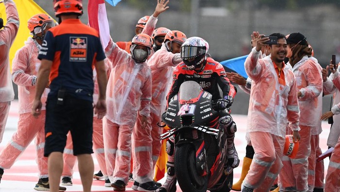 Lihat Lagi Aksi Para Pembalap MotoGP Usai Balapan di Mandalika Beragam momen menarik tertangkap kamera usai para rider tiba di garis finish balapan MotoGP di Sirkuit Mandalika. Apa saja tingkahnya? Lihat yuk.