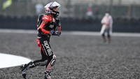 Setelah balapan ia tampak berlari ke arah tribun penonton.