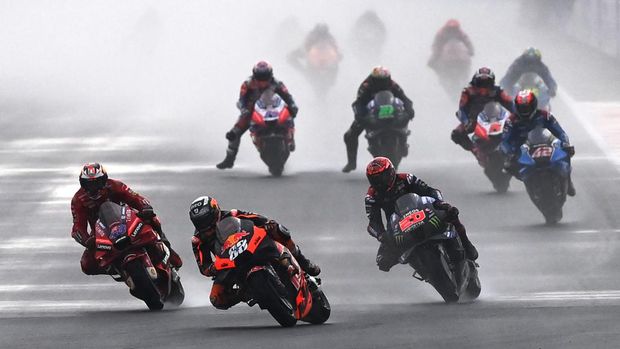 Beragam momen menarik tertangkap kamera usai para rider tiba di garis finish balapan MotoGP di Sirkuit Mandalika. Apa saja tingkahnya? Lihat yuk.