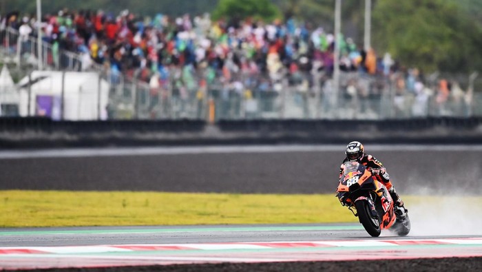 Lihat Lagi Aksi Para Pembalap MotoGP Usai Balapan di Mandalika Beragam momen menarik tertangkap kamera usai para rider tiba di garis finish balapan MotoGP di Sirkuit Mandalika. Apa saja tingkahnya? Lihat yuk.