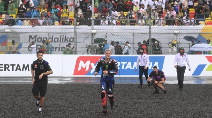 Lihat Lagi Aksi Para Pembalap MotoGP Usai Balapan di Mandalika Beragam momen menarik tertangkap kamera usai para rider tiba di garis finish balapan MotoGP di Sirkuit Mandalika. Apa saja tingkahnya? Lihat yuk.