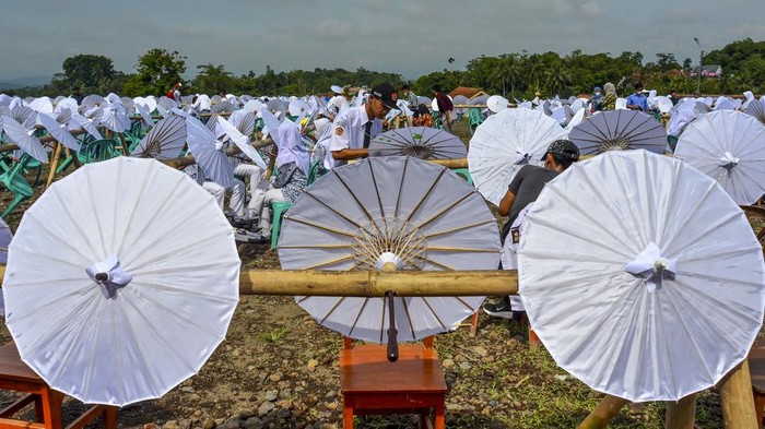 Lomba Melukis Payung Geulis Sukses Cetak Rekor MURI Sejumlah siswa melukis payung geulis pada Festival, Lomba dan Rekor Melukis 2022 Payung Geulis Se-Jawa Barat di SMA Negeri 10 Kota Tasikmalaya, Jawa Barat, Sabtu (19/3/2022). Festival melukis payung geulis yang merupakan Warisan Budaya Takbenda (WBTb) itu memecahkan rekor MURI dengan diikuti sebanyak 2022 peserta secara langsung dan daring. ANTARA FOTO/Adeng Bustomi/rwa.