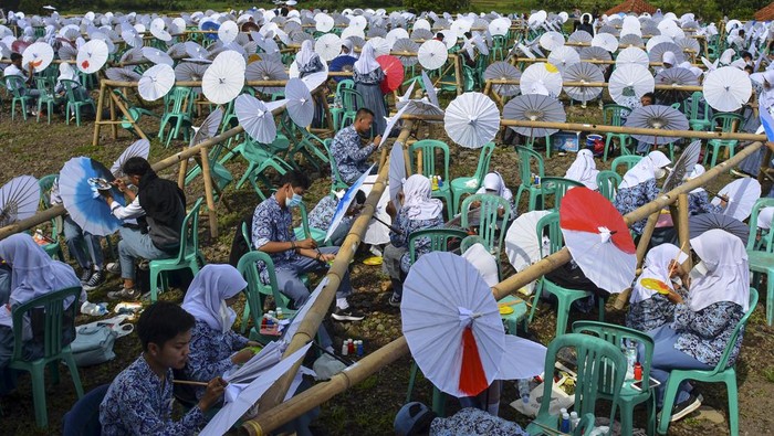 Lomba Melukis Payung Geulis Sukses Cetak Rekor MURI Sejumlah siswa melukis payung geulis pada Festival, Lomba dan Rekor Melukis 2022 Payung Geulis Se-Jawa Barat di SMA Negeri 10 Kota Tasikmalaya, Jawa Barat, Sabtu (19/3/2022). Festival melukis payung geulis yang merupakan Warisan Budaya Takbenda (WBTb) itu memecahkan rekor MURI dengan diikuti sebanyak 2022 peserta secara langsung dan daring. ANTARA FOTO/Adeng Bustomi/rwa.