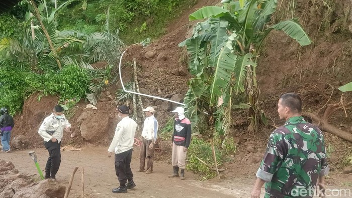 Petugas memeriksa tanah longsor di Desa Limbangan, Banjarnegara, Dieng.