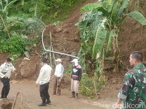 Tebing 20 Meter Longsor Tutup Jalur Alternatif Menuju Dieng