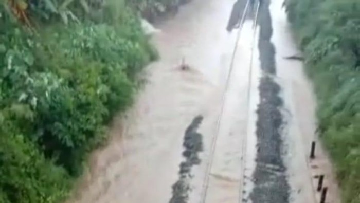 Luapan air yang sempat merendam rel KA di Kalijambe, Sragen, Senin (21/3/2022) sore.