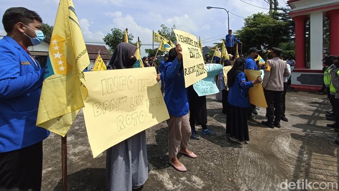 Mahasiswa PMII demo di depan Kantor DPRD Kabupaten Blitar minta pengembalian BPNT
