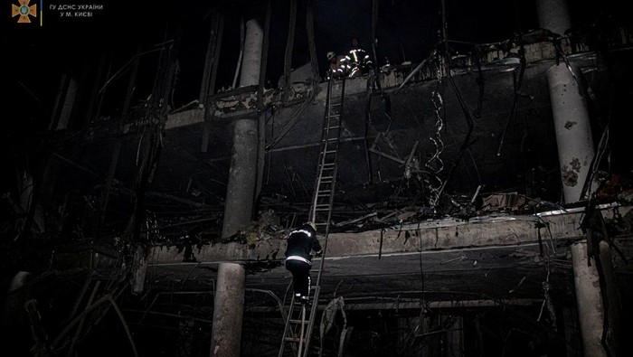 Mal di Kyiv Hancur Dirudal Rusia SENSITIVE MATERIAL. THIS IMAGE MAY OFFEND OR DISTURB Rescuers release a man from under the debris inside a shopping mall damaged by an airstrike, as Russia's attack on Ukraine continues, in Kyiv, Ukraine, in this handout picture released March 21, 2022. Press service of the State Emergency Service of Ukraine/Handout via REUTERS ATTENTION EDITORS - THIS IMAGE HAS BEEN SUPPLIED BY A THIRD PARTY.
