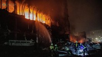 Petugas memadamkan api yang membakar mal di Kyiv, Ukraina, Senin (21/3/2022). Belum ada tanda-tanda serangan Rusia ke Ukraina bakal menurun.
