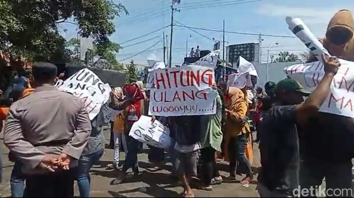 Massa pendukung cakades demo di Probolinggo