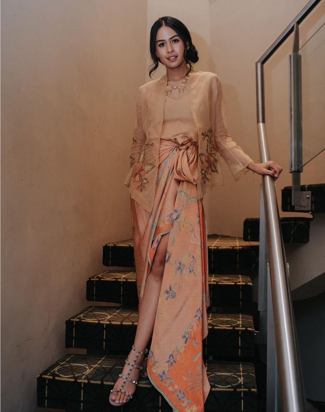 Maudy Ayunda tampil dengan kebaya modern saat menghadiri premier film yang dibintanginya, ‘Losmen Bu Broto’. Ia memadukan outer bersiluet kebaya dengan blouse serta kain Batik bernuansa peach keemasan. Foto: Instagram/@maudyayunda