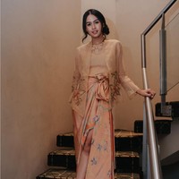 Maudy Ayunda tampil dengan kebaya modern saat menghadiri premier film yang dibintanginya, ‘Losmen Bu Broto’. Ia memadukan outer bersiluet kebaya dengan blouse serta kain Batik bernuansa peach keemasan. Foto: Instagram/@maudyayunda