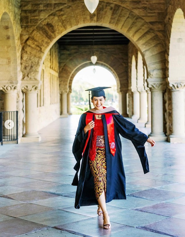 Kebaya juga jadi pilihan busana Maudy Ayunda saat wisuda kelulusan S2 di Stanford University, California, Amerika Serikat. Wanita 27 tahun ini mengenakan kebaya merah model Kutubaru dipadu kain Batik. Foto: Instagram/@maudyayunda