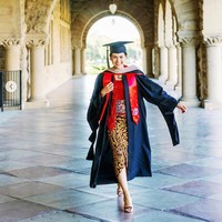 Kebaya juga jadi pilihan busana Maudy Ayunda saat wisuda kelulusan S2 di Stanford University, California, Amerika Serikat. Wanita 27 tahun ini mengenakan kebaya merah model Kutubaru dipadu kain Batik. Foto: Instagram/@maudyayunda