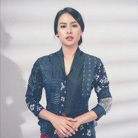 Kecantikan dan keanggunan khas wanita Indonesia juga terpancar saat ia mengenakan kebaya modern bergaya simpel dari koleksi brand lokal Sejauh Mata Memandang. Foto: Instagram/@maudyayunda