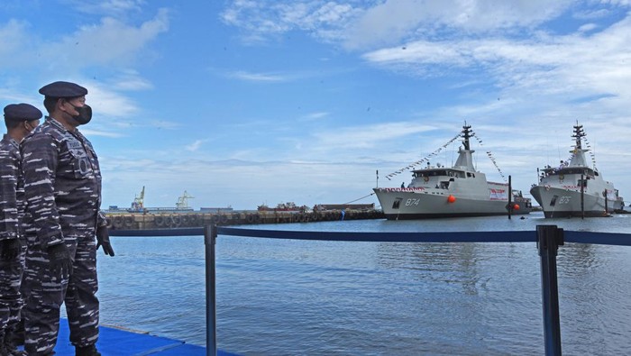 Melihat Armada Baru TNI AL Buatan Dalam Negeri Kepala Staf TNI Angkatan Laut (KSAL) Laksamana TNI Yudo Margono (kanan) melihat dua kapal perang buatan dalam negeri di galangan kapal PT CMS, Puloampel, Serang, Banten, Senin (21/3/2022). KSAL Laksamana TNI Yudo Margono meresmikan pengoperasian KRI Dorang-874 dan KRI Bawal-875 yang dilengkapi meriam 40 mm dan mampu mengangkut 46 personel dengan kecepatan maksimum 24 knot. ANTARA FOTO/Asep Fathulrahman/wsj.