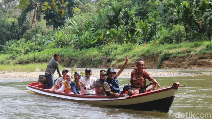 Melihat perjuangan petugas vaksinasi menjangkau warga pedalaman Riau