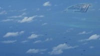 Sementara itu, China belum memberikan komentar langsung terkait pernyataan pihak AS yang menyebut China telah sepenuhnya mempersenjatai sejumlah pulau yang dikuasainya di Laut China Selatan. Melansir AP, Beijing menyebut pihaknya mempertahankan profil militernya murni untuk pertahanan, yang diatur untuk melindungi apa yang dikatakannya sebagai hak kedaulatan negara itu.