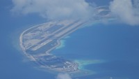 Saat P-8A Poseidon terbang serendah 15.000 kaki (4.500 meter) di dekat karang yang dikuasai China, terlihat sebuah area yang tampak seperti kota kecil dengan gedung bertingkat, gudang, hanggar, pelabuhan laut, serta landasan pacu.