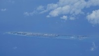 Selain itu, mengutip AP, China berusaha untuk menopang klaim teritorialnya yang luas atas hampir seluruh Laut China Selatan dengan membangun pangkalan pulau di atol karang hampir satu dekade lalu. China pun secara rutin menolak tindakan apa pun yang dilakukan oleh militer AS di wilayah tersebut.