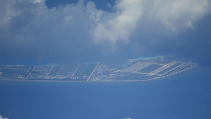 Laut China Selatan diketahui merupakan salah satu wilayah yang paling diperebutkan di dunia. Di kawasan itu, terdapat pulau buatan yang dikuasai China.
