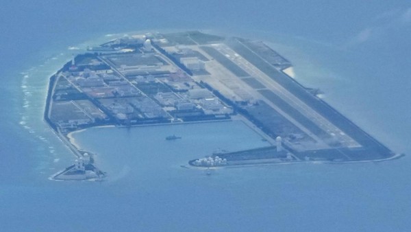 Melihat Pulau Buatan China di Laut China Selatan