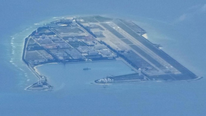 Melihat Pulau Buatan China di Laut China Selatan Laut China Selatan diketahui merupakan salah satu wilayah yang paling diperebutkan di dunia. Di kawasan itu, terdapat pulau buatan yang dikuasai China.