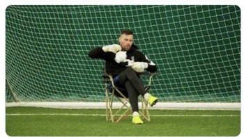 Kiper Barcelona Ter Stegen yang digambarkan di partai El Clasico tadi malam begitu santai. Foto: Twitter