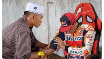 Marc Marquez beberapa kali jatuh dari motor di Mandalika. Langsung ada meme viral di Twitter, Marc Marquez pergi ke tukang urut. Foto: Twitter