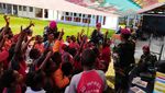 Mobil Pintar Marinir Datang, Anak Papua Senang