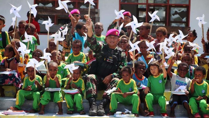 TNI Angkatan Laut secara konsisten dan berkelanjutan dalam upaya meningkatkan mutu pendidikan di Bumi Cendrawasih khususnya di Kabupaten Nduga, terus berupaya meningkatkan kwalitas pendidikan melalui program 