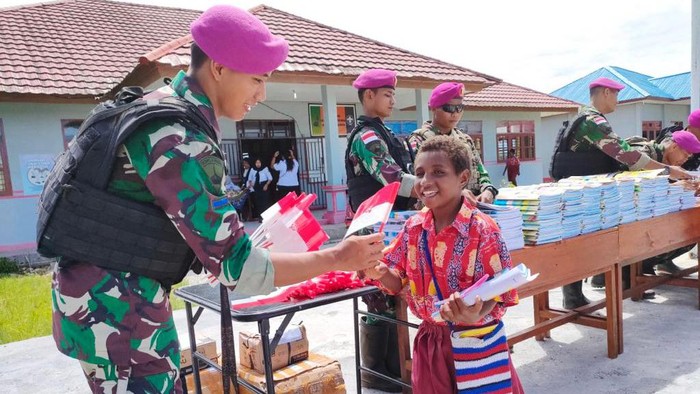 Mobil Pintar Marinir Datang, Anak Papua Senang TNI Angkatan Laut secara konsisten dan berkelanjutan dalam upaya meningkatkan mutu pendidikan di Bumi Cendrawasih khususnya di Kabupaten Nduga, terus berupaya meningkatkan kwalitas pendidikan melalui program