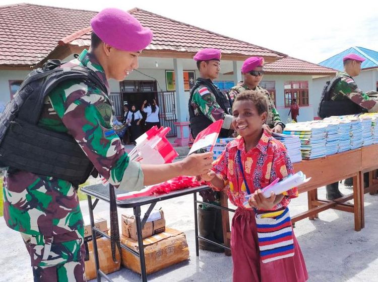 Mobil Pintar Marinir Datang, Anak Papua Senang