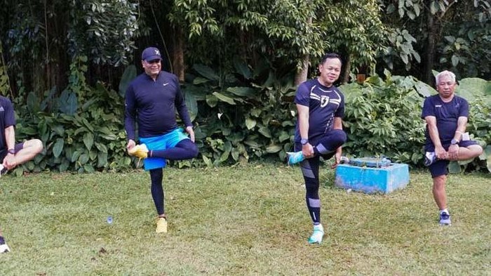 Momen Wali Kota Bogor Bima Arya Lari Pagi Wali Kota Bogor Bima Arya melakukan lari pagi di sekitaran Kebun Raya Bogor. Kegiatan ini untuk mengajak gaya hidup sehat kepada warga Bogor.