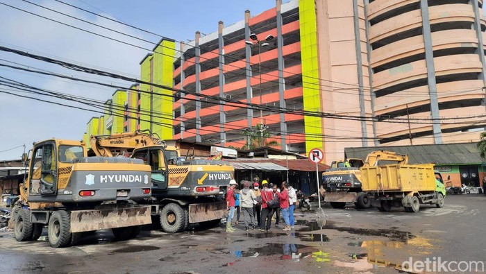 pasar turi dibongkar jelang dibuka 22 maret