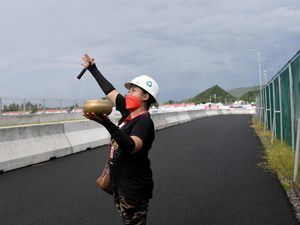 Rara Pawang Hujan Mau Dipakai Lagi untuk WSBK Mandalika?