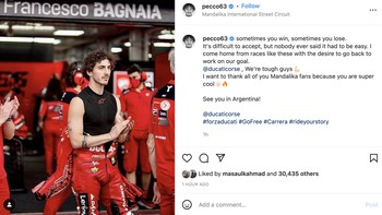 Kadang kalian menang, kadang kalah. Sulit diterima, namun memang tidak ada yang mengatakannya mudah. Kami tetap tangguh guys. Saya ingin berterima kasih pada semua fans di Mandalika karena kalian super cool, tulis Francesco Bagnaia. Foto: Instagram