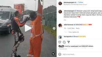 Balapan yang sulit, tetapi poin bagus untuk kejuaraan! Saya telah melewati jutaan pengikut, jadi yang dijanjikan adalah hutang! Helm saya ke tribun! Terima kasih, tulis Aleix Espargaro sembari melempar helmnya ke tribun penonton. Foto: Instagram