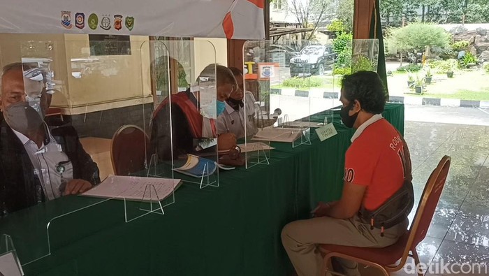 Pedagang gorengan di Cimahi menjalani sidang tipiring karena berjualan di atas trotoar