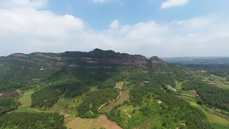 Pegunungan yang dicurigai jadi lokasi jatuhnya China Eastern.