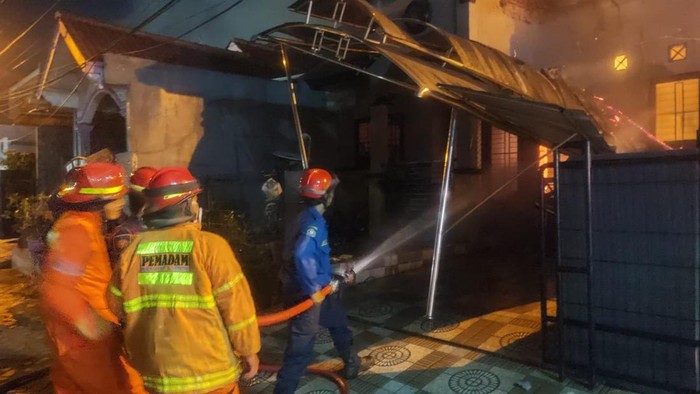 Pemadam kebakaran memadamkan kebakaran rumah di Kota Bekasi