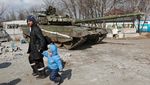 Penampakan Tank Tentara Pro-Rusia Bersiaga di Jalanan Mariupol