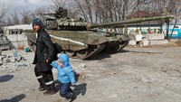Diketahui, Rusia masih mengepung dan menyerang kota Mariupol, Ukraina. Kementerian Pertahanan Rusia pun meminta otoritas lokal Mariupol untuk menyerahkan kota itu pada pasukan Rusia.  