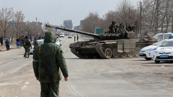Rusia masih mengepung dan menyerang kota Mariupol, Ukraina. Sejumlah tank milik tentara pro-Rusia pun bersiaga di jalan-jalan kawasan Mariupol. Ini fotonya.